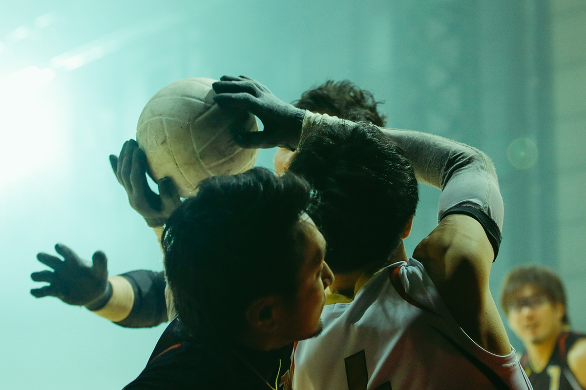 ボールを奪い合う選手たち