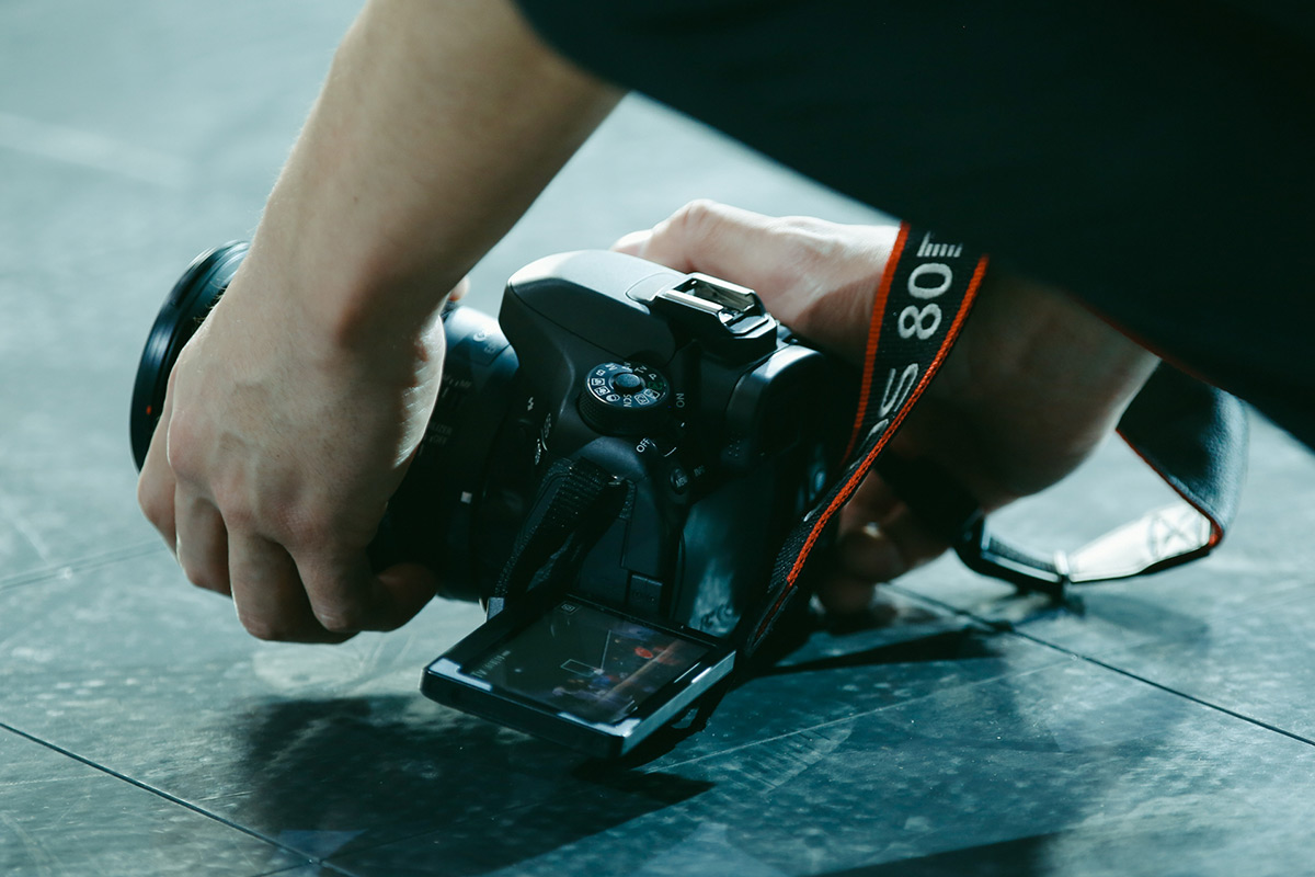 バリアングルを使用したローアングル撮影